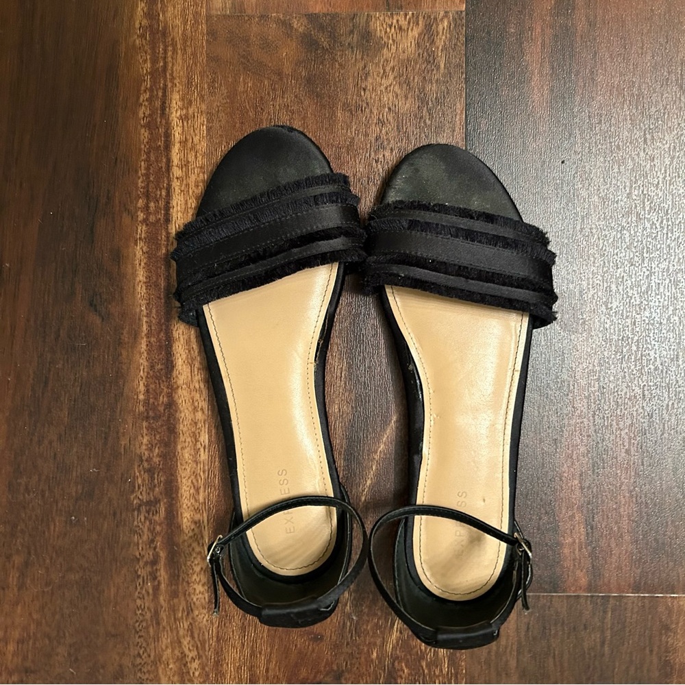Express | black sandals 🖤